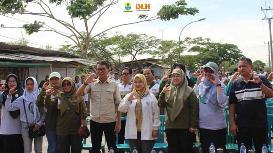 DLH Kota Cirebon Bersama Kelurahan Kebon Baru Gelar Aksi Bersih dan Penanaman Pohon di Area Pesisir
