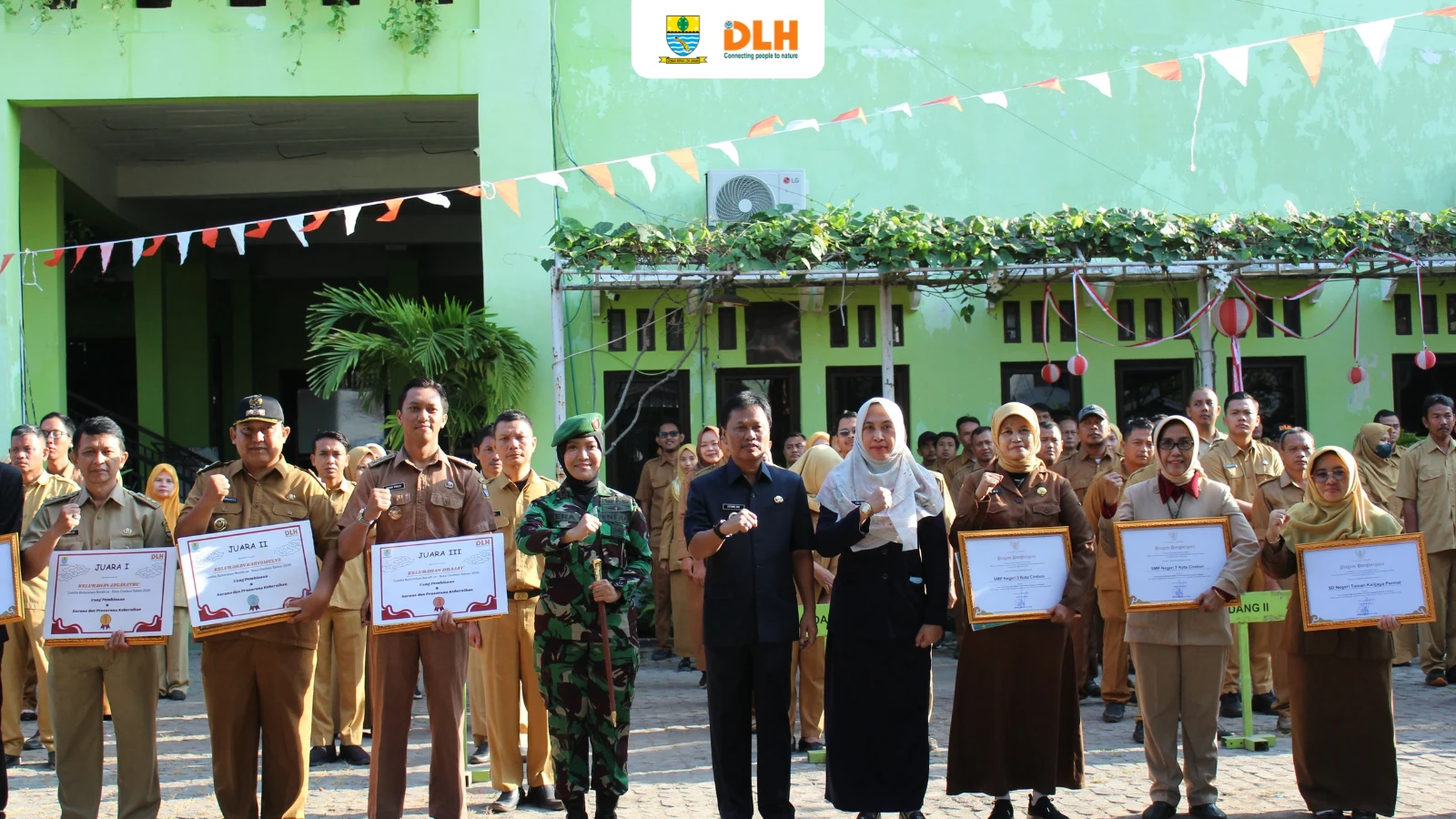 Wali Kota Cirebon Serahkan SK Kader Lingkungan Hidup dan Penghargaan Lingkungan Hidup Tahun 2026, Tegaskan Komitmen Cirebon Clean and Green